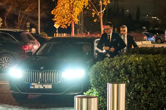 Pamiętacie na początku Rządów K15X?
<a href="/szymon_holownia/">Szymon Hołownia</a>
Był też Przeciwny Rozliczaniu PiS Gangusów - "czy nam zrobi się lepiej od tego, że oni pójdą Siedzieć?".
Czyli, to już wtedy mógł być dogadany z Mafią?
Coraz więcej tych Kropek, do łączenia.
#PrzeliczyćGłosy 

(Foto poglądowe)