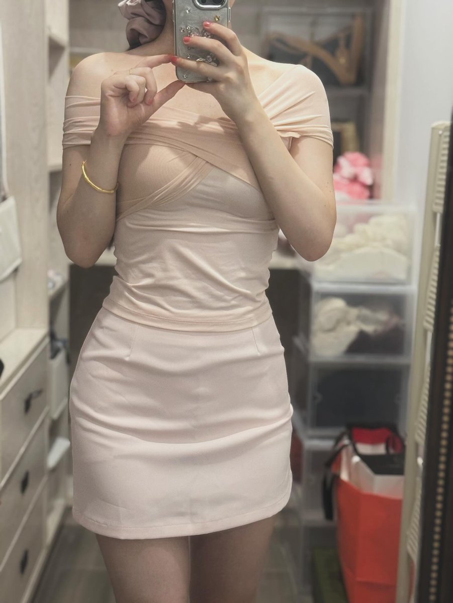 周末在家拆了快递试了下新买的小东西，衣服买得太小，鞋子买得太大。而且朋友说这件衣服不好看🥹

但丝毫不影响好心情，因为我有 $hype 📈 加油冲新高🕶️
买Hype，享受情绪稳定好人生