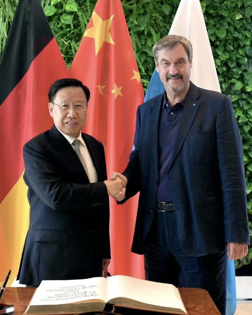 Wiedersehen in Bayern: Gestern Treffen mit dem Parteisekretär der Provinz Sichuan im Südosten Chinas, Wang Xiaohui. Das ist der Gegenbesuch zu meiner Reise nach #China im letzen Jahr. Die Zusammenarbeit trägt Früchte: Heute wurden Aufträge für die bayerische #Wirtschaft im Wert