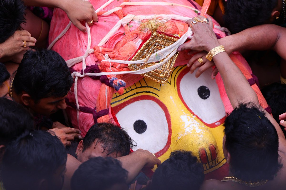 NandighoshaTV's tweet photo. ପହଣ୍ଡିରେ ଆସୁଛନ୍ତି ହଳଦୀମୁହିଁ ..
ବଡ଼ ଠାକୁରଙ୍କ ପରେ ସୁଭଦ୍ରାଙ୍କ ଧାଡ଼ି ପହଣ୍ଡି ..
ବଡ଼ ଭାଇ ପଛେ ପଛେ ହଳଦୀମୁହିଁ ..
#bahudayatra #bahudayatra2025 #OdishaCulture #HinduFestival #DevotionalLive #JaiJagannath #LiveStream #JagannathReturns #Odisha #RathYatra2025 https://t.co/yyQbzGTmEs