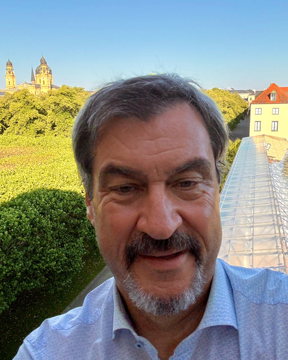 Guten Morgen Bayern aus der Staatskanzlei. Wünsche allen ein schönes Wochenende… Ich darf zum Glück viel arbeiten 😀