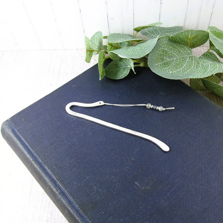 This Beautiful Bookmark in Sterling Silver with Sapphire and Labradorite Gemstones has been handmade by <a href="/MaxinePring/">Max Pring</a> A beautiful gift idea 
folksy.com/items/8519153-…
#CGArtisans #UKGiftHour #UKGiftAM