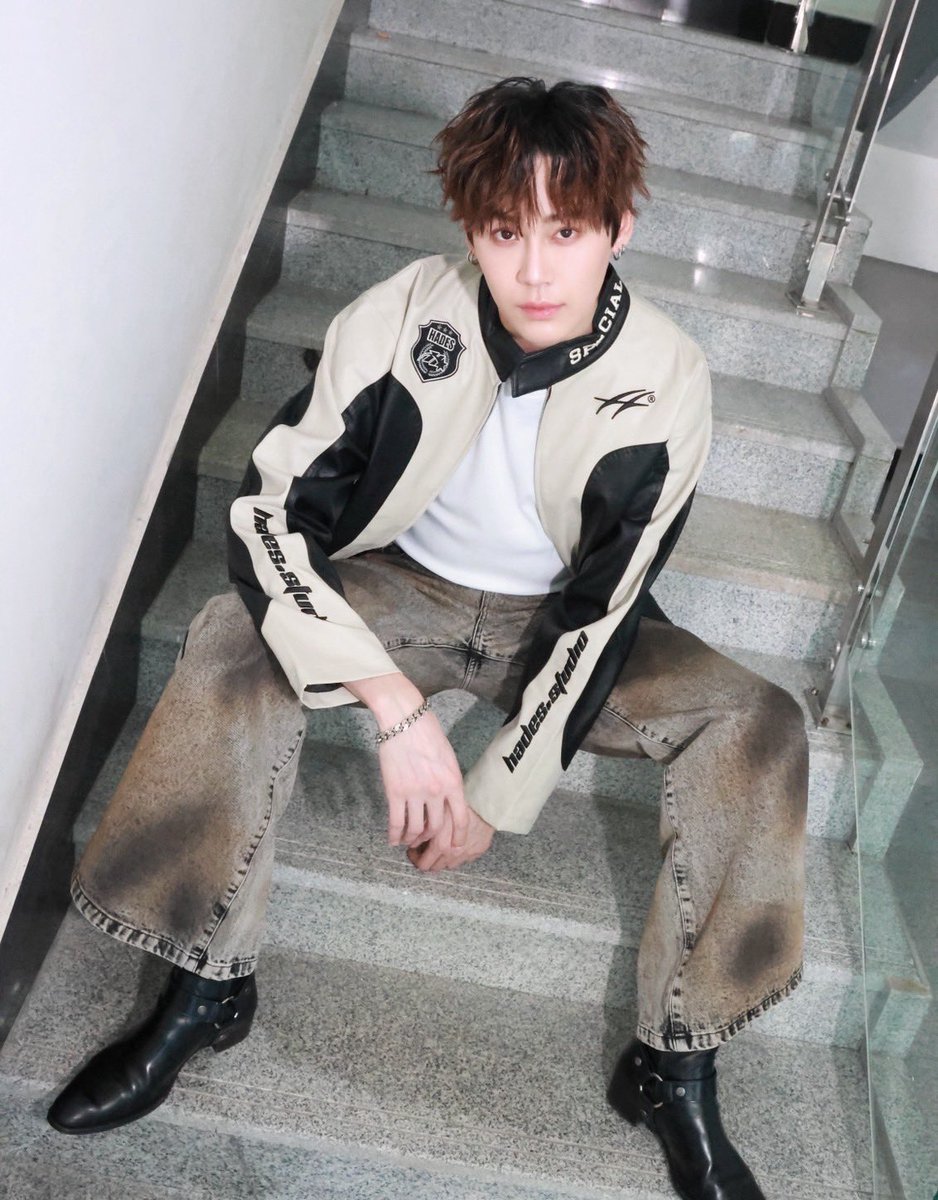GMMTV's tweet photo. 我已经准备好啦～ 我的心跳和尖叫声一样快，一会儿见喔！😍

ตอนนี้ผมพร้อมแล้วนะครับ ใจเต้นแรงไม่แพ้เสียงกรี๊ดเลย แล้วเจอกันนะครับ😍

#BounFMinChongqing
#GMMTV https://t.co/FBhCXsByG8