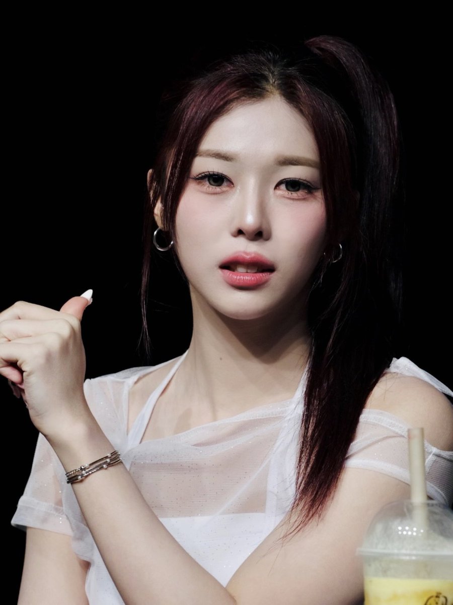 어느정도 올라가는건 뭐라고안함. 근데이게 점점더올라가고 끝을모르고 올라가더니 이제좀잇으면 코에닿을거같은데
이게 안이상함?? 좀 정상적인화장은 할수없는고임?