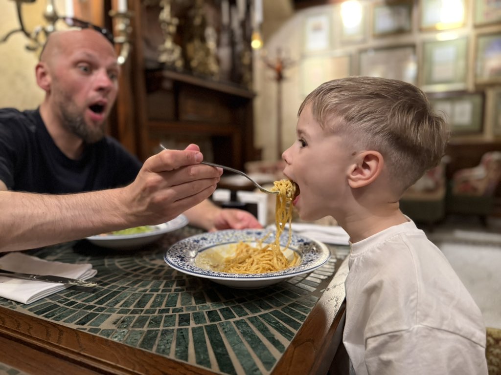 OrestStepanyak's tweet photo. Eating habits start at home — but they don’t end there.
As kids return to school, the food they get in the cafeteria matters.
In 🇨🇦 &amp; 🇦🇺, parents shape school meals. In 🇺🇦, we must do the same.
Real change needs family voices at the table. 🍎🍽️ https://t.co/pdZRAn7XB1