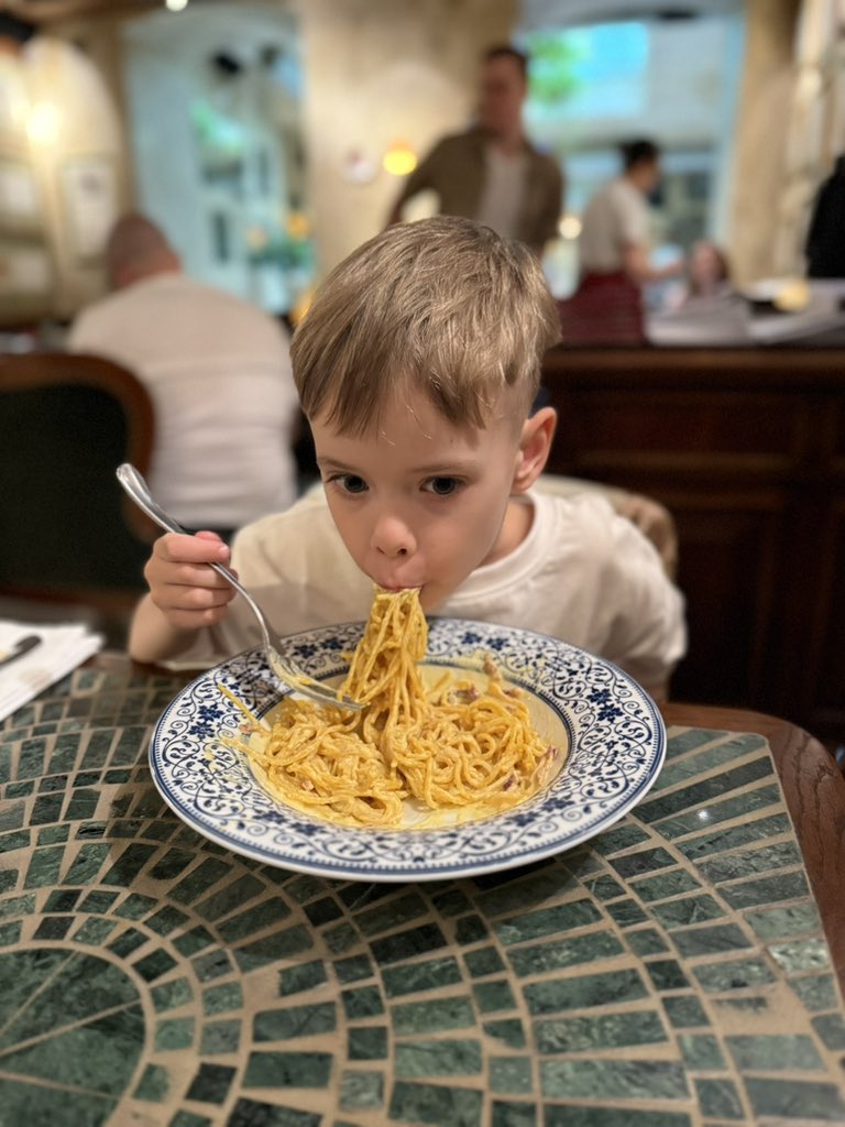 OrestStepanyak's tweet photo. Eating habits start at home — but they don’t end there.
As kids return to school, the food they get in the cafeteria matters.
In 🇨🇦 &amp; 🇦🇺, parents shape school meals. In 🇺🇦, we must do the same.
Real change needs family voices at the table. 🍎🍽️ https://t.co/pdZRAn7XB1
