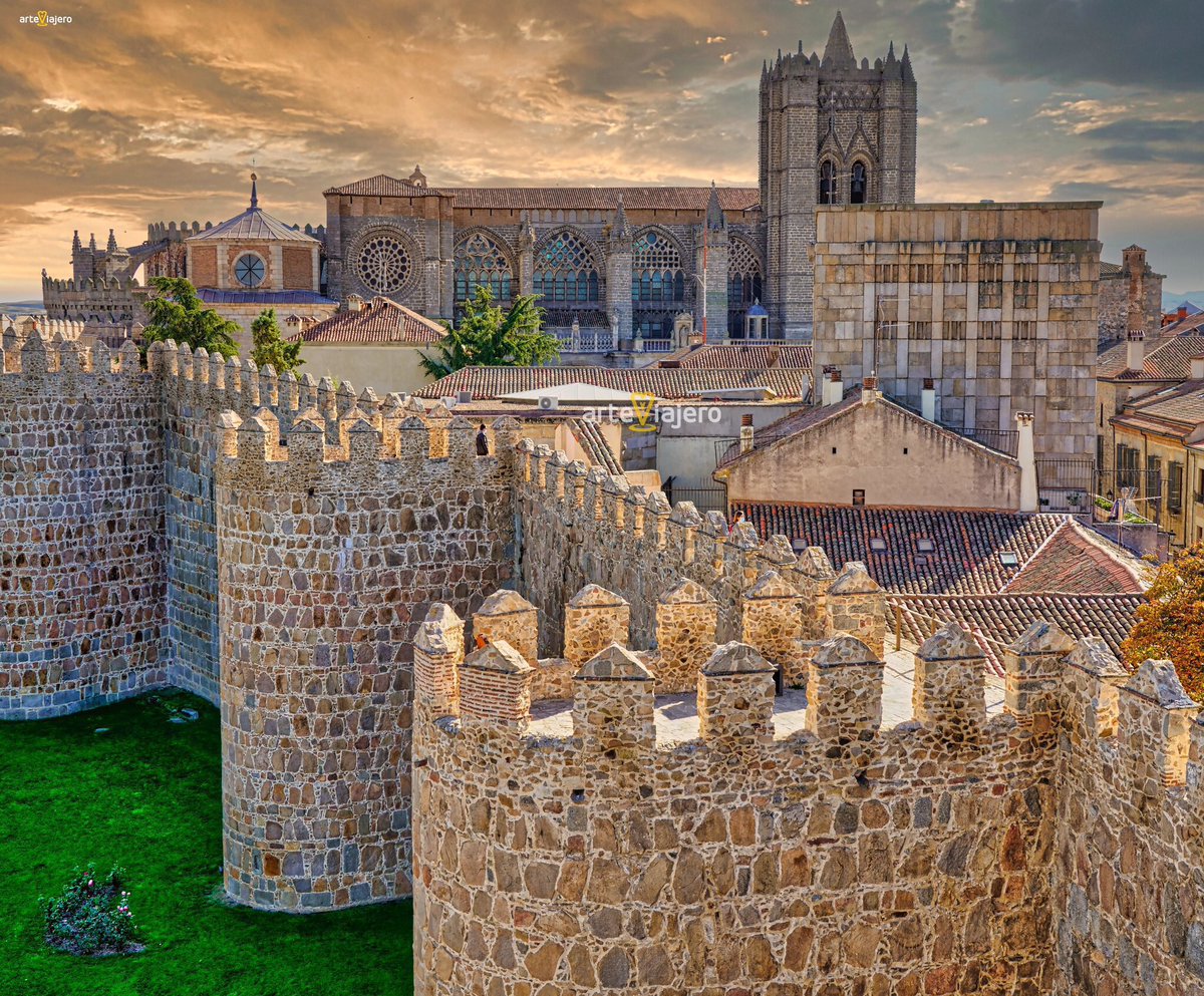 Catedral de Ávila, mitad fortaleza, mitad templo, se alza de manera magistral sobre la inexpugnable muralla. Está considerada como una de las primeras obras del arte gótico en España
#BuenosDias #FelizSabado