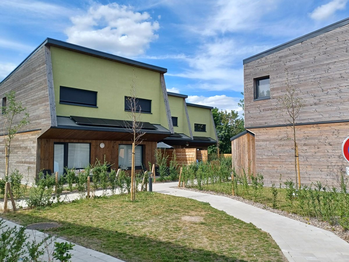 VilogiaGroupe's tweet image. Un an après l'arrivée des premiers locataires, on revient voir les Maisons Design pour Tous à Wattrelos.
Avec Dominique Baert, Maire de la commune et Pierre Gilardeau, Sous-préfet en charge du territoire roubaisien.
8 magnifiques maisons en bois, modulaires, imaginées par…