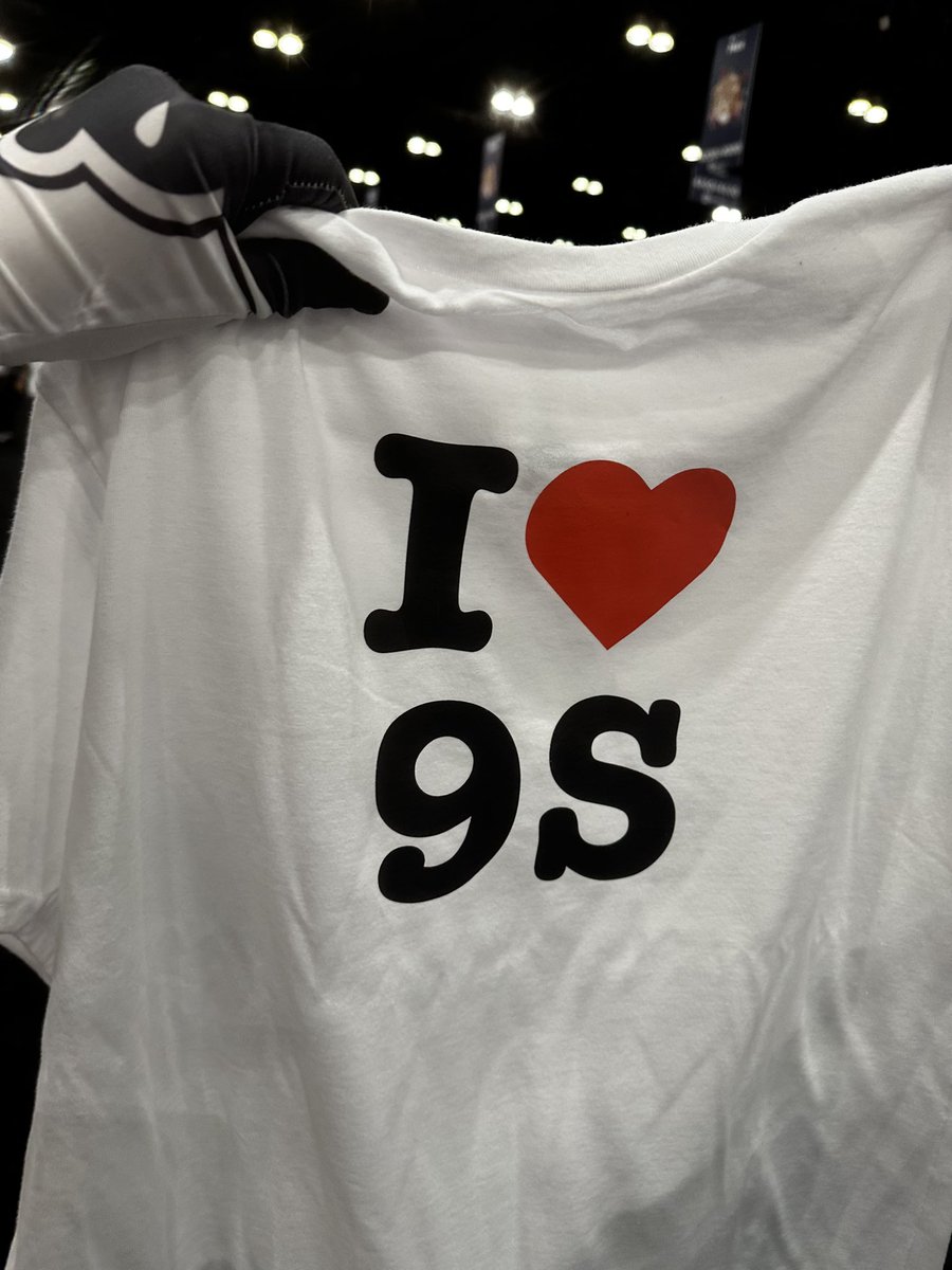 Man, #AnimeExpo2025 is silly, some guy gave me this shirt for free just because of my 2b cosplay 😭😭❤️
Bless you strange soul.