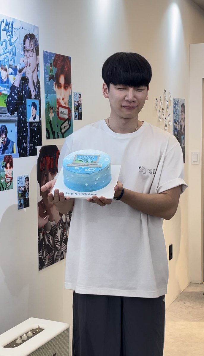 star_equation's tweet image. *ˢᵗᵃʳ ᴱᵠᵘᵃᵗⁱᵒⁿ

ᴴʸᵘᵏ’ˢ ᴮⁱʳᵗʰᵈᵃʸ ᶜᵃᶠᵉ

생일축하해 혁아!🎂

#이런_별표가_요즘_어디있어
#우리별혁아_생일축하해