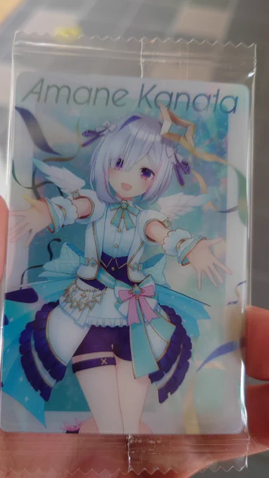 電車内でスマホ落としちゃって 親切なお兄さんが拾ってくれたのだけど スマホについてるアクキー見て 「かなたん推しですか?ウエハース今食べてたら出たのでよかったら」 ってカードくれた...優しさがカンストしてる....ありがとうございます