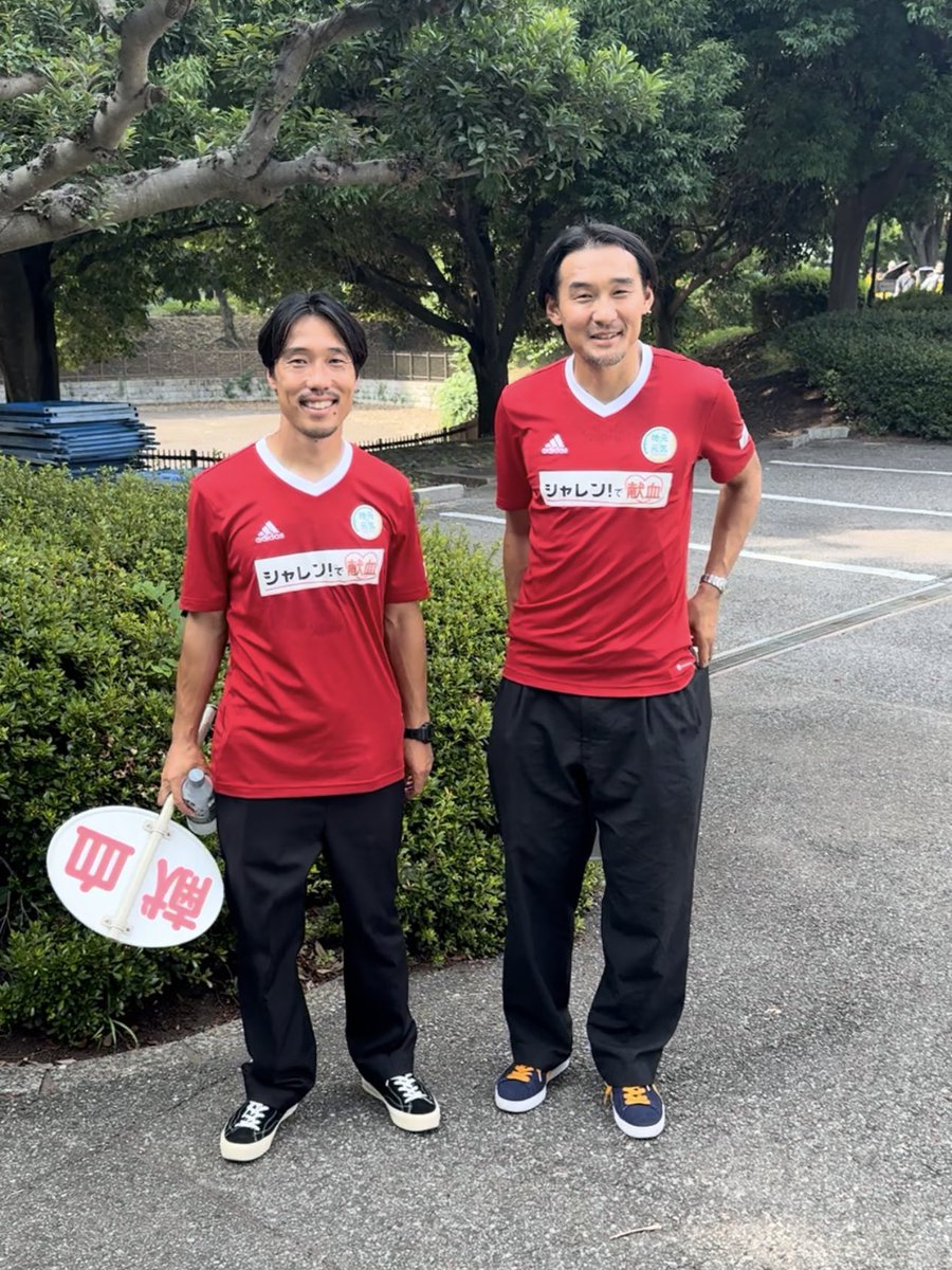 本日は駐輪場で  #シャレンで献血 実質中！！ 開場してからの待機列になんとOBの #三原雅俊 <a href="/mihara371412/">三原雅俊</a> と #長谷川悠 <a href="/mongoalhaseyu/">YU Hasegawa</a> の2人が来てくれました！！

2025ホームFC東京戦 #柏レイソル #NoREYSOLNoLIFE #FeelTheENERGY