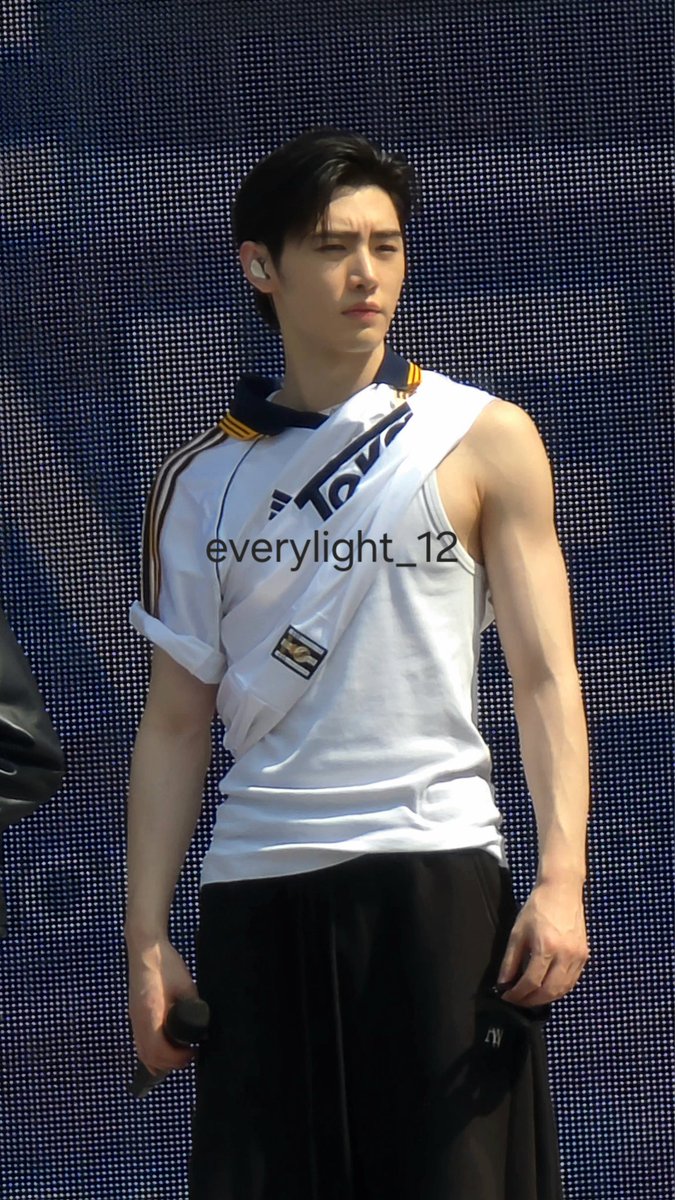 hourly_sh's tweet photo. sunghoon’s veiny arm fckk https://t.co/unEoGqt3uJ