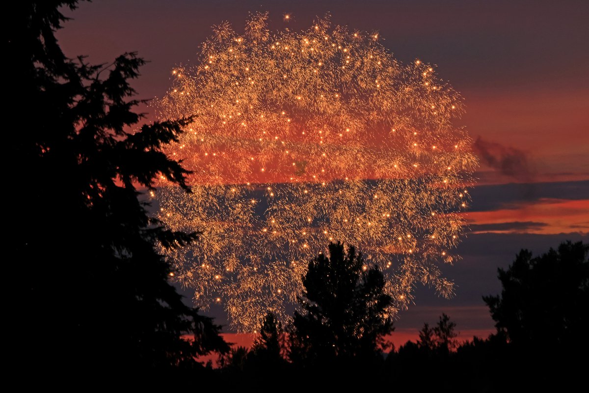 BobZellarPhoto's tweet image. #Fireworks at Enumclaw WA