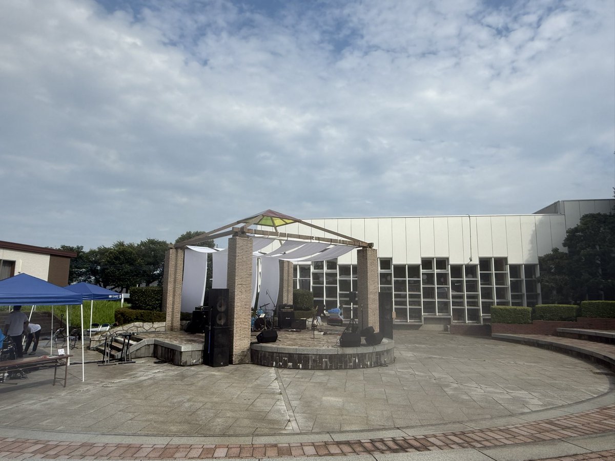 初遠征初野外ライブ見届けに来たよ
晴れてて風も抜けてて気持ちいいステージになりそう