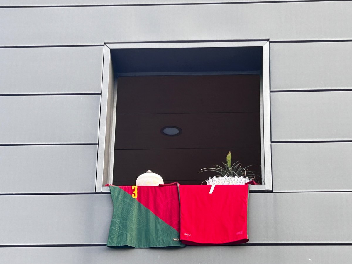 Fans and police have started to gather outside of Igreja Matriz de Gondomar, the church that in a couple of hours will hold the funeral of Portuguese footballer Diogo Jota. 🇵🇹 

People have hung the national team’s shirt out of windows facing the church.