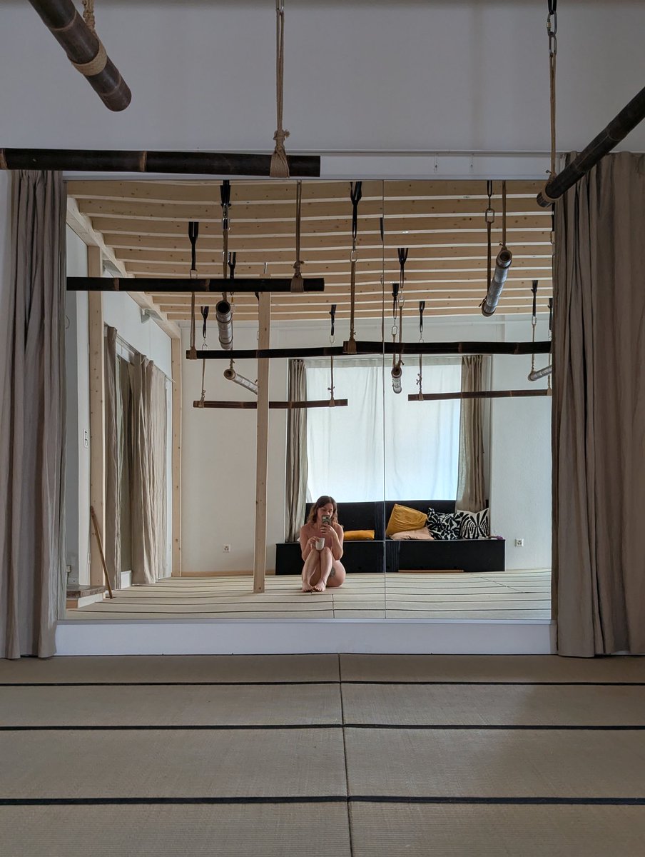 Allein in einem Studio zu sein hat seinen ganz eigenen Flair. Dabei noch einen ruhigen Morgen genießen zu können lässt den Tag ganz anders beginnen. 
Neues studio von <a href="/TyingWith/">Tying with Friends</a> ❤️