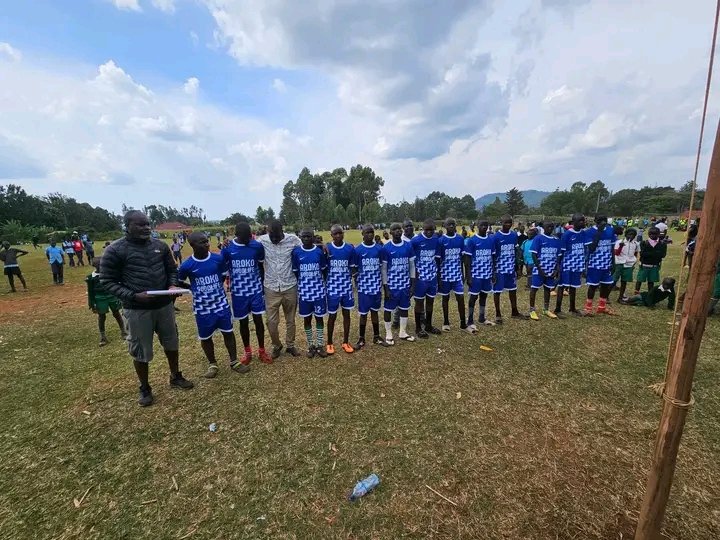 PhilipAroko_'s tweet photo. I have a robust plan for our youth and students through sports. As games kicked off at the zonal level; Oyugis, Atandi and Nyangiela. I ensured our teams received proper sports gear, including balls for soccer, netball and volleyball. https://t.co/BZsbyCol1F