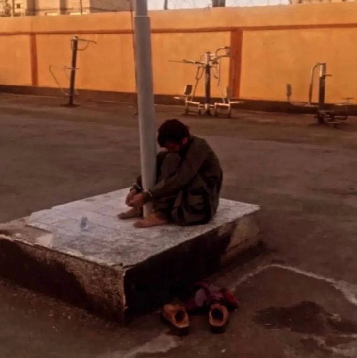 تشنه لب #خدانور_لجه_ای 
سردار بی دست #مجیدرضا_رهنورد 

#علیه_فراموشی 
#جاویدشاه