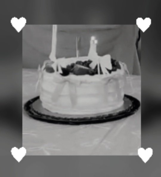 Dese0sEscrit0s's tweet image. Otro año más siendo tu olvido mi regalo y siendo esa velita apagada con tanta ilusión anhelando saber de ti. 

Otro año más, pero esta vez sin menos tiempo y sin nada de ganas de luchar.

Tu Luna, tu estrella, por todas mis vidas. ♾️ youtu.be/NN6iAADYjmc?si…