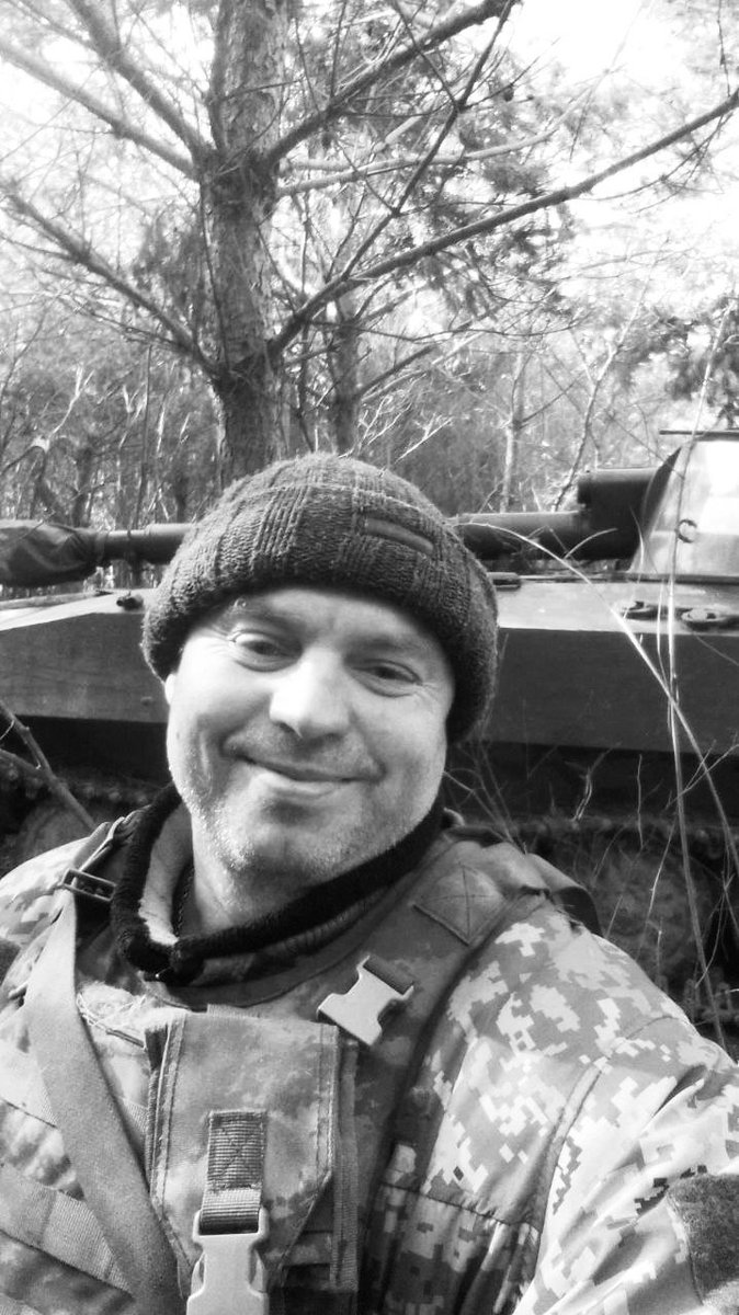 вчора внаслідок пораненя помер батько мого кращого друга - Володимир Черченко.
не витримало серце цієї скелі. 
ми багато разів збирали кошти на підтримку підрозділу його сина.
він виховав справжніх Синів. 
у нього лишилася його кохана дружина з 2 групою інвалідності і двоє синів,