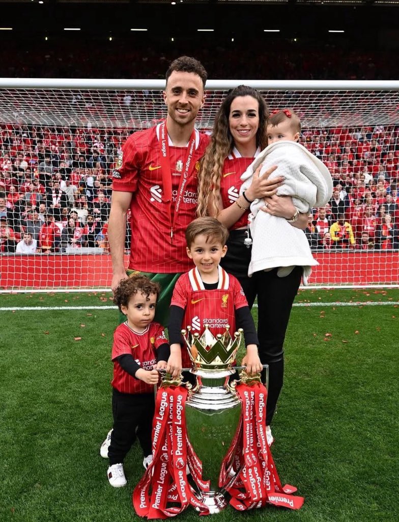 Diogo Jota

La GRANDEZA de los clubes, se muestra en los DETALLES…

…El Liverpool ha decidido ABONAR a la familia del portugués, los DOS AÑOS de CONTRATO que le quedaban al futbolista…

👏👏🎩🎩🙏🙏

D.E.P