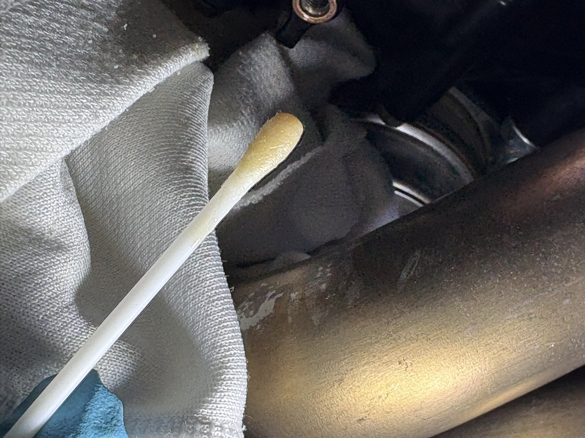 穴塞ぎボルト外しましたが、確実にこのボルト穴からオイル漏れしてました！
このオイル漏れ全く気付かないで、9月北海道行ってたらオイル無くなってエンジン焼き付く所だったな