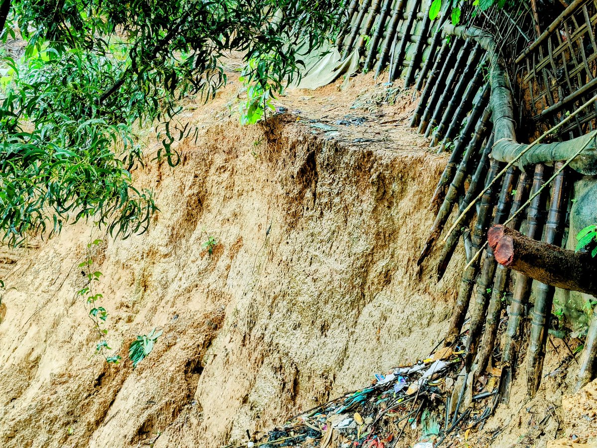 RoAnisHlaMyint's tweet image. In the world’s largest Rohingya refugee camp, many landslides are very dangerous. Our community is very worried about life and safety.
#Rohingya #RefugeeCrisis #LandslideRisk #CoxsBazar #SaveRohingya #HumanitarianAid
@RoAnisHlaMyint