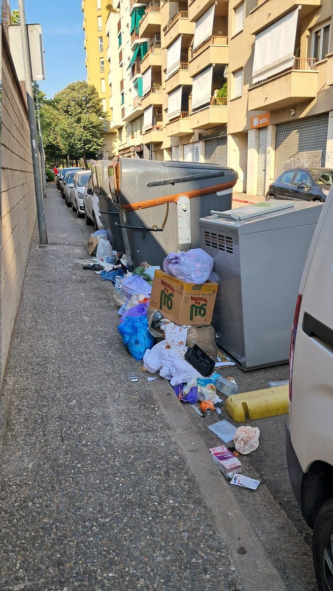 Dissabte 8.40 del matí i al c/Ramon Muntaner estem així. I ahir vaig pagar  248 euros de taxa d'escombraries 😤 <a href="/Girona_Cat/">Ajuntament de Girona</a> <a href="/alcaldegi/">Alcalde de Girona</a> suposo que me'ls retornareu perqué no esteu complint, oi ? 😤