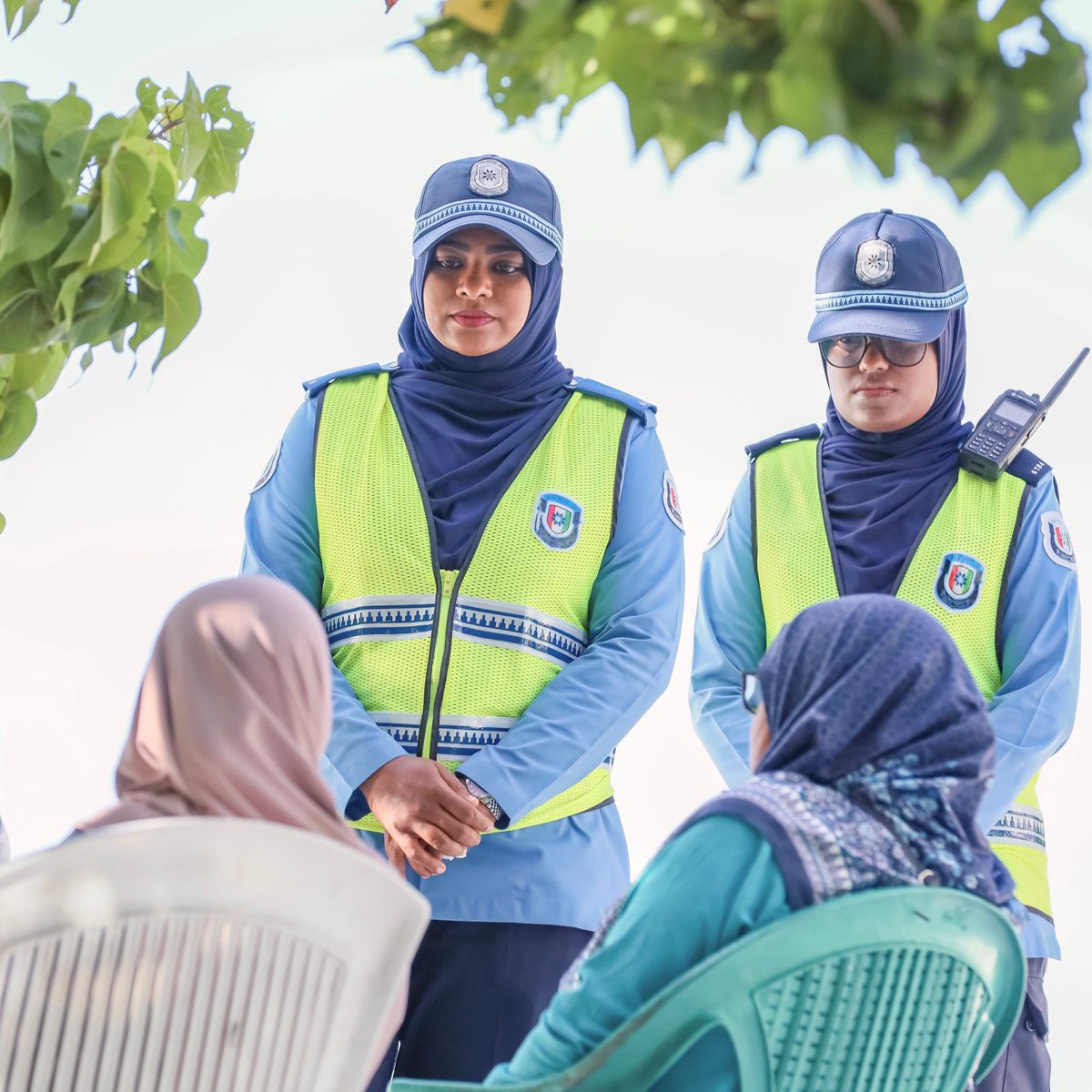 📸 މިއީ ހުޅުމާލޭގައި މަސައްކަތްކުރާ ފުލުހުންގެ ދުވަހުގެ މަސައްކަތްތަކުގެ ތެރެއިން އާންމު ރައްޔިތުންނާ އެކު ވަގުތުކޮޅެއް ހޭދަކޮށްލާފައިވާ ހިތްގައިމު މަންޒަރެއް.