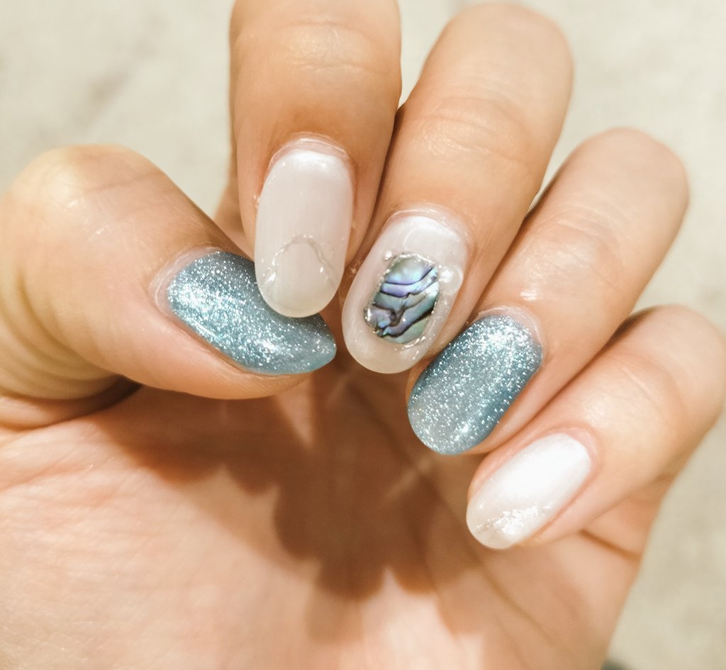 夏なので！ブルーネイル💅
思ったより青濃くなってしまったが見慣れてきた笑。手元を見て涼む〜(*^^*)