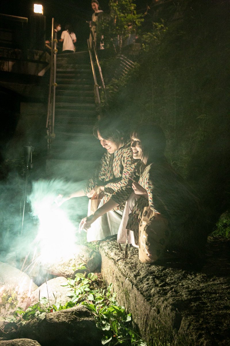 dai2sonmin's tweet photo. この夏、黒川温泉では「湯涼み（ゆすずみ）」を開催します 。標高700mの里山で夜の温泉街を涼みながらそぞろ歩きを楽しめるイベントです。

五尺提灯、傘あんどんのライトアップ/河原で手持ち花火/手形ゲーム/日替わりキッチンカー/冷たい足湯体験 他

25年7月19日（土）〜8月23日（土）17:00〜22:00 https://t.co/qXaSdpIDhw