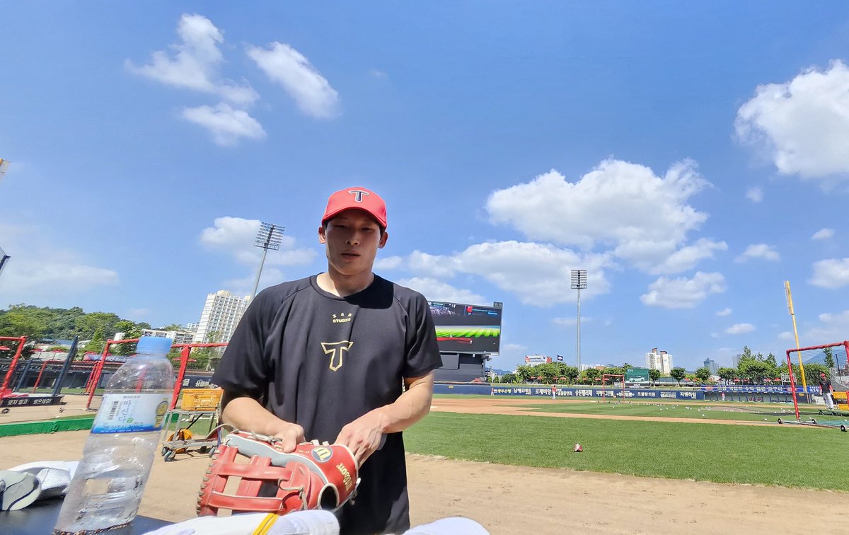 어제 친 안타보다 안 나가야 할 공에 방망이가 나간 게 아쉽다고 아웃 상황을 먼저 이야기한 김호령. 
“잡힐 것이라고 생각하고 뛰었는데 3루타가 됐다. 첫 타석에서 좋은 결과가 나오면 확실히 그날 경기하는 게 달라지는 것 같다.”