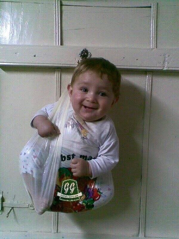 Zengin çocuğu pusette, fakir çocuğu poşette taşınır. 😃