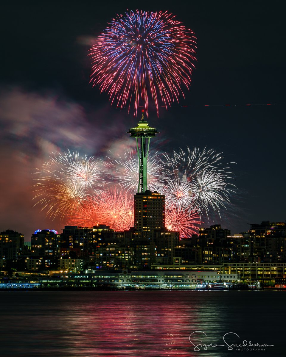 sigmas's tweet image. Happy 4th! Tonight's #Seattle #Fireworks at #GasworksPark. #SpaceNeedle