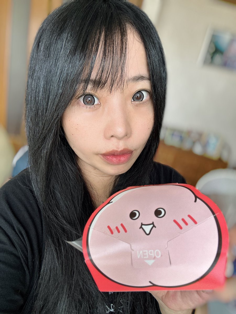 saorisuzuhar's tweet photo. なんか似てるねと言われてから
他人な気がしなかったもっちゅりんを
姪っ子ちゃんがオープン前から並んで買ってきてくれました！

名はていを表すといいますが、まさにもっちゅりん！
あずき食べたんだけど、とんでもなく美味でした。
これが200円そこそこで食べれるとは…

ミスド…恐ろしい子！ https://t.co/QmuYFwKgLJ