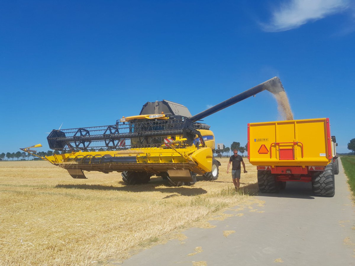 Aan Remco en Matthijs Trouw afgeleverd en in bedrijf gesteld deze New Holland CX 8080. Wij wensen jullie veel plezier van deze prachtige aanwinst!