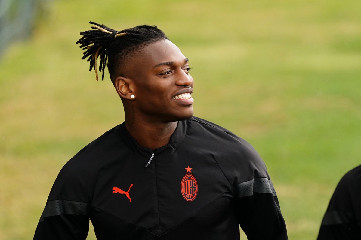 Rafa Leao nei giorni scorsi ha iniziato a lavorare da solo per essere pronto al raduno col Milan.

Leao si è allenato in Costa Smeralda e ha avuto un aiuto da Dario Marcolin, ex compagno di Allegri al Cagliari. 

È atteso a Milanello domani sera. Lunedì primo allenamento.