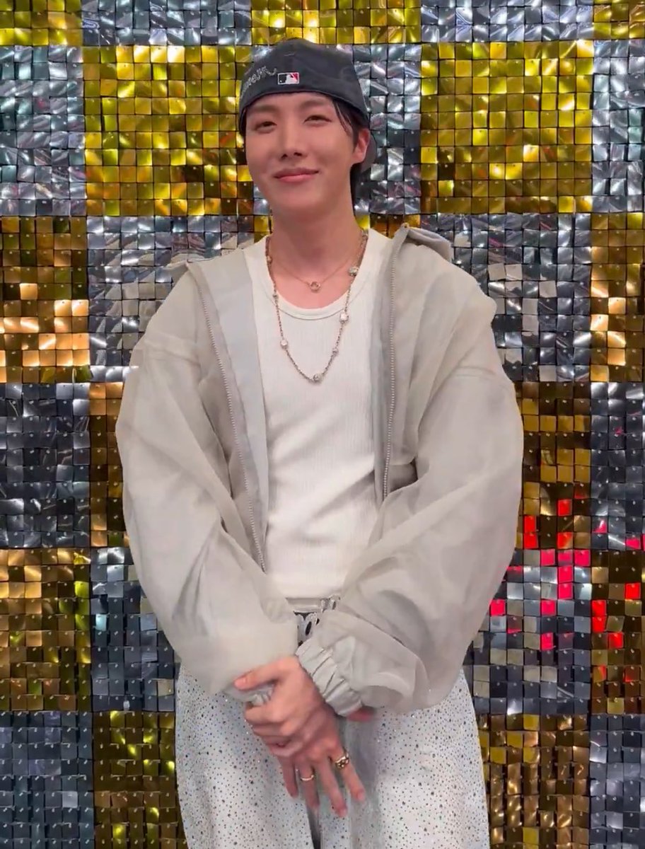 HOBI LOOKS SO GOOD OMG