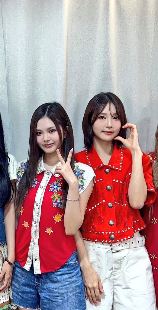 LLKIIFF728GBIDL's tweet photo. If it wasn't the different hand pose I would think this is the same photo regardless of the color tone, crazy same expression these two 🤭

#KYLING #카일링 🚢
#LINGLING #링링
#KYLIE #카일리
#KIIRAS_FIRST_ROTY
#KIIRAS_BEST_ROOKIE 
#키라스_첫신인상
#KIIRAS #키라스 https://t.co/pnkC30hKS8