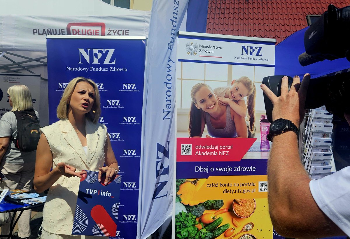 Joanna #Dunikowska-Paź z <a href="/tvp_info/">tvp.info 🇵🇱</a> <a href="/1930_tvp/">19.30 TVP</a> jest dziś z nami w #Zakopane.

Także ona zachęca do nauki samobadania piersi, analizy składu ciała, zmierzenia ciśnienia i poziomu cukru, #cytologia

A to wszystko w namiotach #MałopolskiNFZ na Krupówkach.

Jesteśmy do 16.