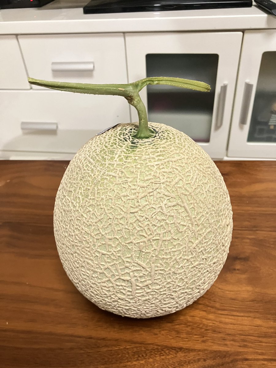 メロン貰った。

が、わたし苦手。

どうしたものか。