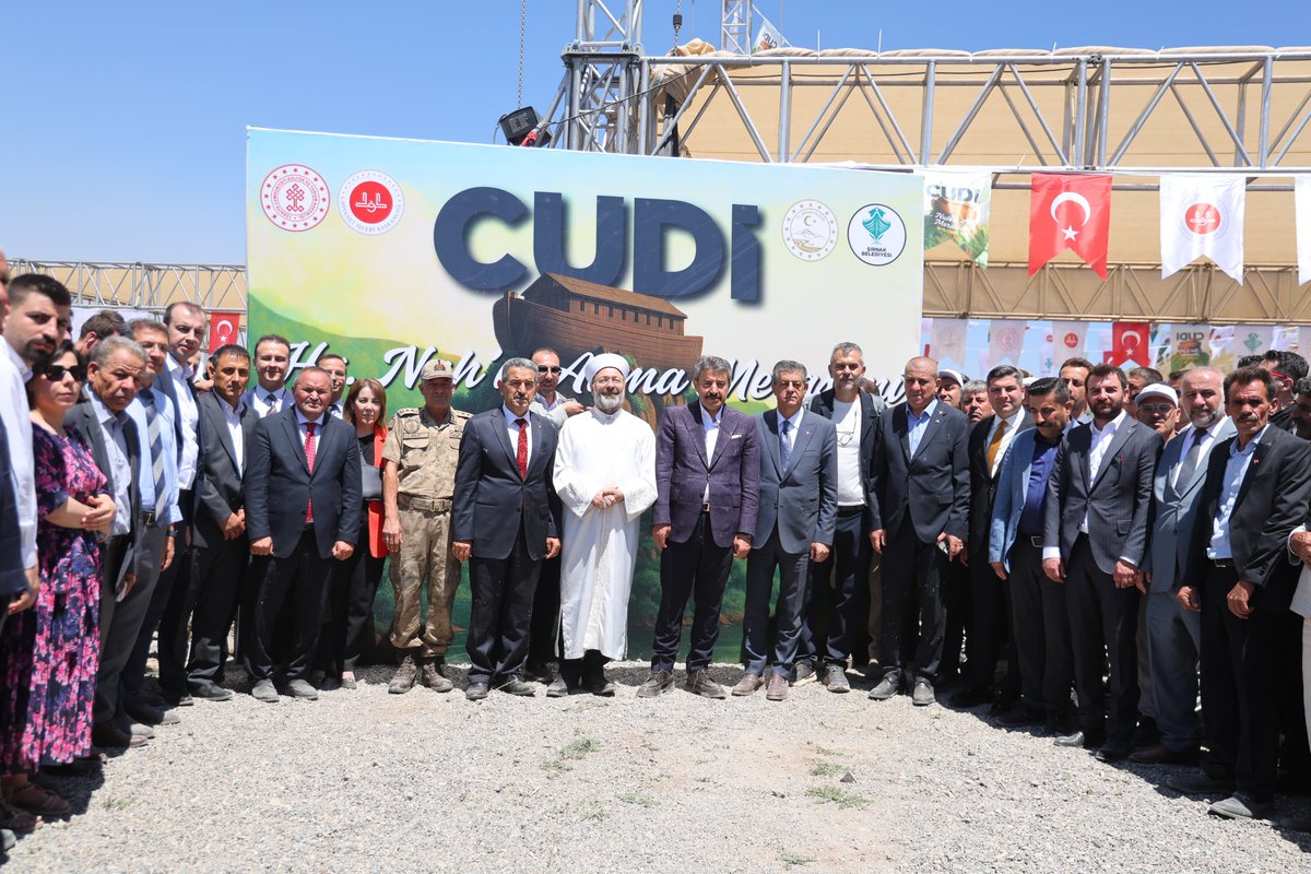 Diyanet İşleri Başkanı Prof. Dr. Sayın Ali Erbaş, Sefine Bölgesi’nden arbaneler eşliğinde program alanına gelerek hatıra fotoğrafı çektirdi.

Ardından ilçelerimizin, kurumların ve STK'ların kurmuş olduğu yöresel çadırları ziyaret ederek kıymetli hemşehrilerimizle bir araya geldi.