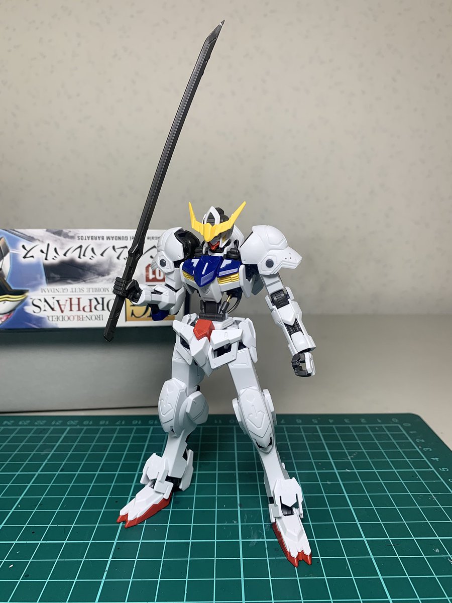 本日はHGバルバトスの胴体延長とプラ板貼り付け、肩アーマーのディテール追加、太刀の先端鋭利化をしました^ ^
初めての工作でなかなか進みませんが、
少しずつカッコよくなってる実感がして楽しいです！(*'▽'*)