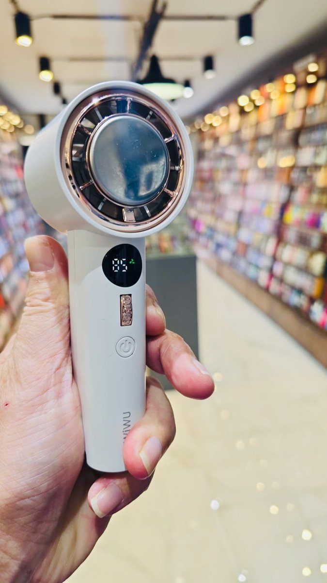 rebec34's tweet image. ☀️ Chaleur écrasante à Saint-Tropez ? Restez frais avec notre ventilateur high-tech compact &amp;amp; puissant. Disponible en boutique PHONE CASE – 19 rue G. Clemenceau. Stock limité, venez vite ! #SaintTropez #TechLuxe #StayCool #PHONECASE #Été2025