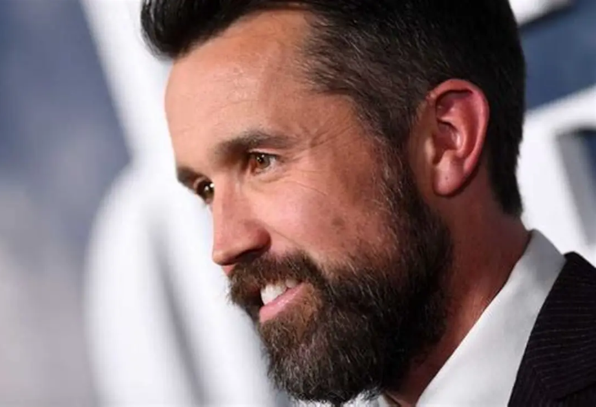 TrendsFocusI's tweet image. 🚨 Rob McElhenney is now officially Rob Mac!
Tired of people butchering his name, the It’s Always Sunny star made the switch—and his kids aren’t too thrilled. 😂
Season 17 drops July 9. New name, same chaos.
#RobMac #ItsAlwaysSunny #TVNews #WrexhamFC