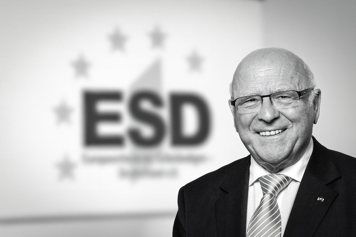 Der ESD e.V. trauert um Dr. Dr. h.c. Peter Spary († 2.7.2025).
Von 2007 bis 2023 war er Vizepräsident unseres Verbandes – politischer Kopf, Netzwerker und streitbarer Fürsprecher der Selbständigen in Deutschland und Europa.
Wir erinnern uns mit Respekt und Dankbarkeit.