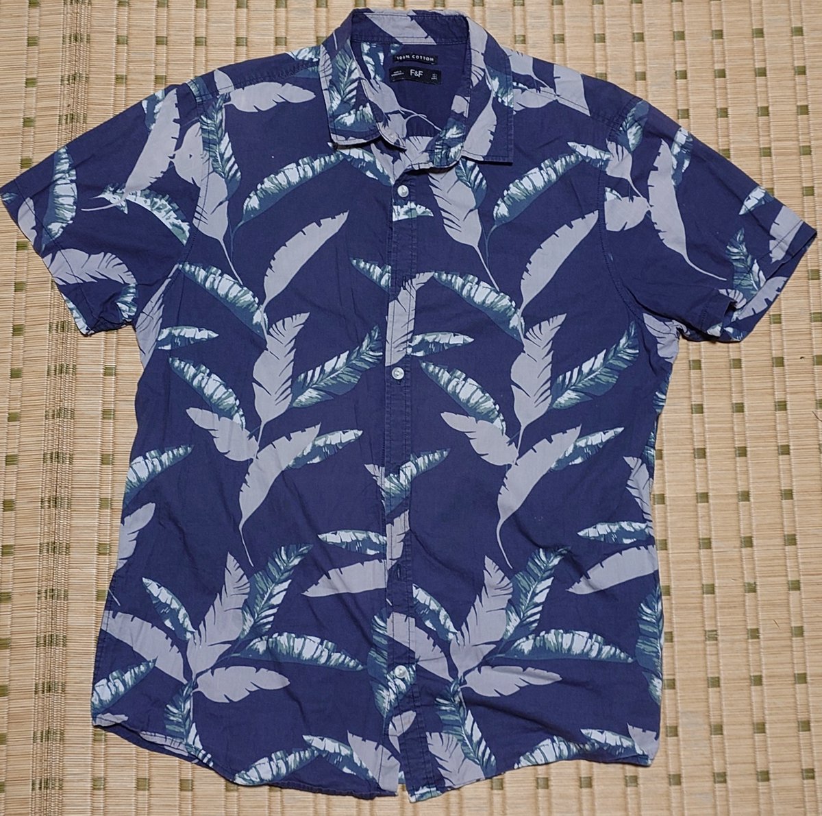 CLOSETさんの1100円アロハシャツフェアで購入した3点。
地味めな柄ではありますが私が着るにはこれぐらいでいいかな…と選びました。
いろいろなアロハシャツがあってとても選ぶのが楽しかったですねぇ〜。