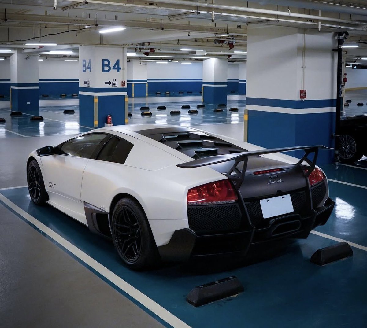LamboCIub's tweet image. Bianco Canopus Murcielago SV