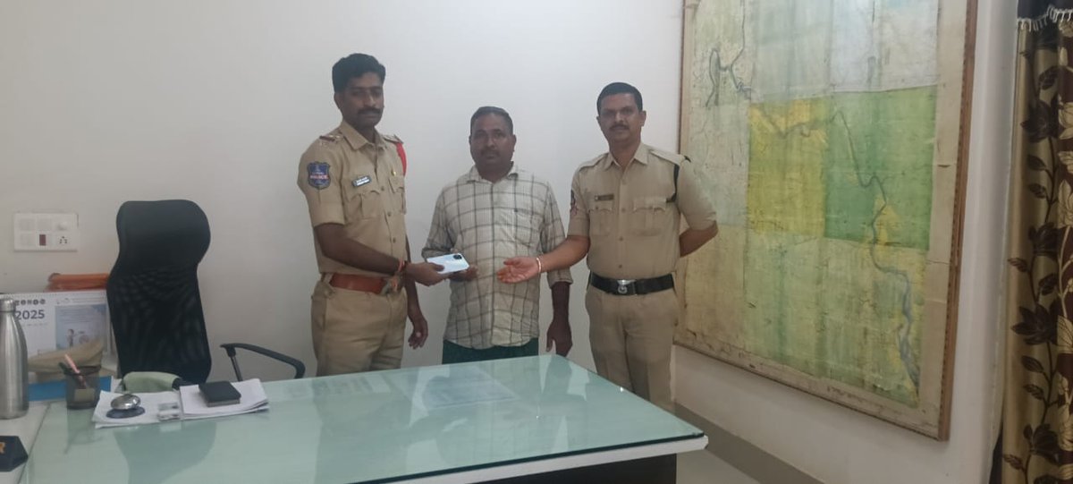 మహదేవపూర్ గ్రామానికి చెందిన  పోత సమ్మయ్య  తనకు చెందిన మొబైల్ ను గత నెలలో పోగొట్టుకున్నాడు. కాగా మహదేవపూర్ పోలీస్ స్టేషన్ లో  ఫిర్యాదు  చేయగా పోలీసులు CEIR పోర్టల్ ద్వారా అట్టి మొబైల్ ఫోను ను గుర్తించి,SI K.పవన్ కుమార్  అతడికి మొబైల్ ఫోన్ ను అప్పగించడం జరిగింది.<a href="/spbhoopalpalli/">SP Bhupalapally</a>